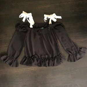 ❤️CeCe black and white ruffle top w/ tie shoulder